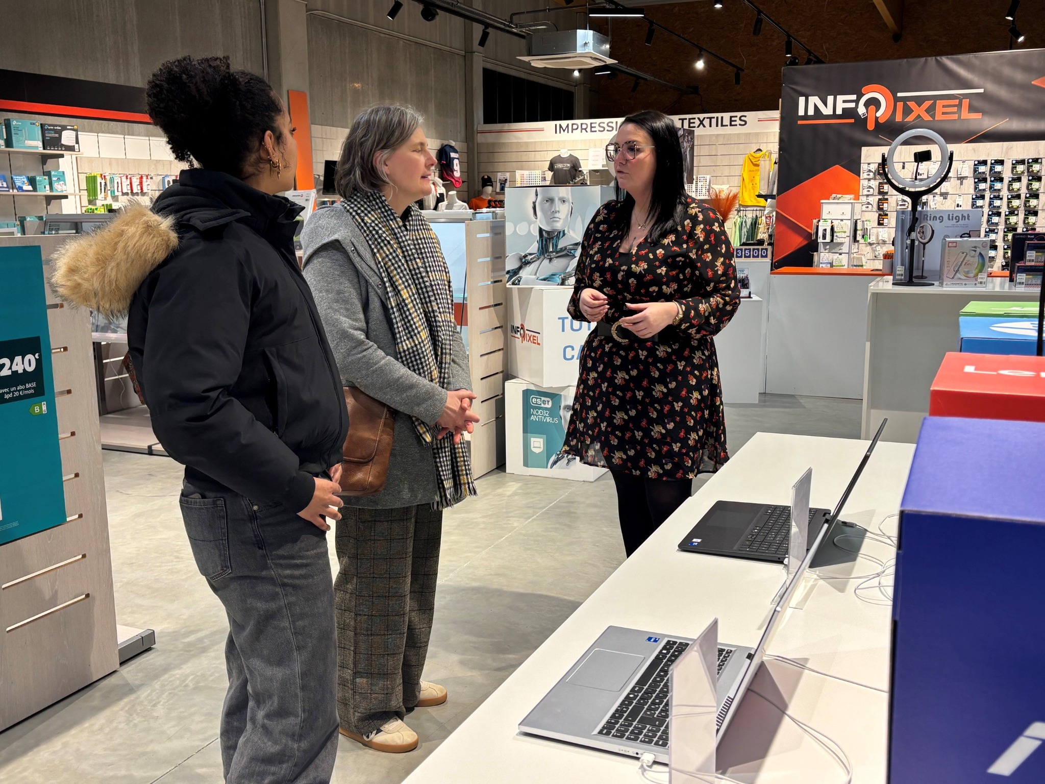 Accueil et conseil en famille au magasin Infopixel