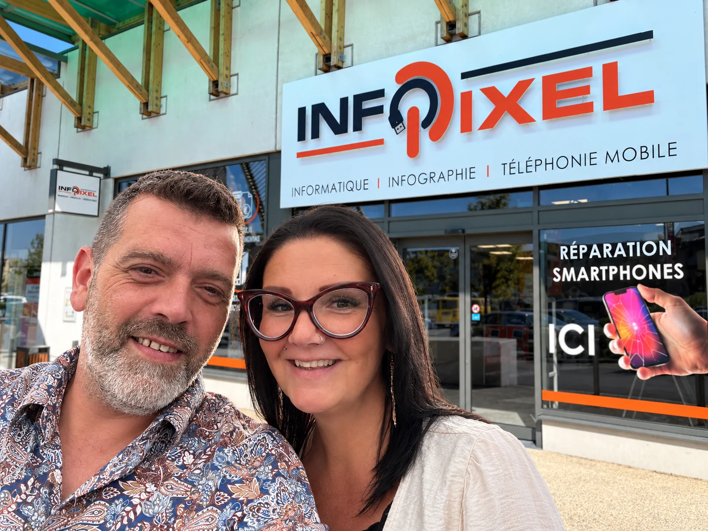 Montage de Sébastien et Ludivine devant la vitrine de leur magasin Infopixel