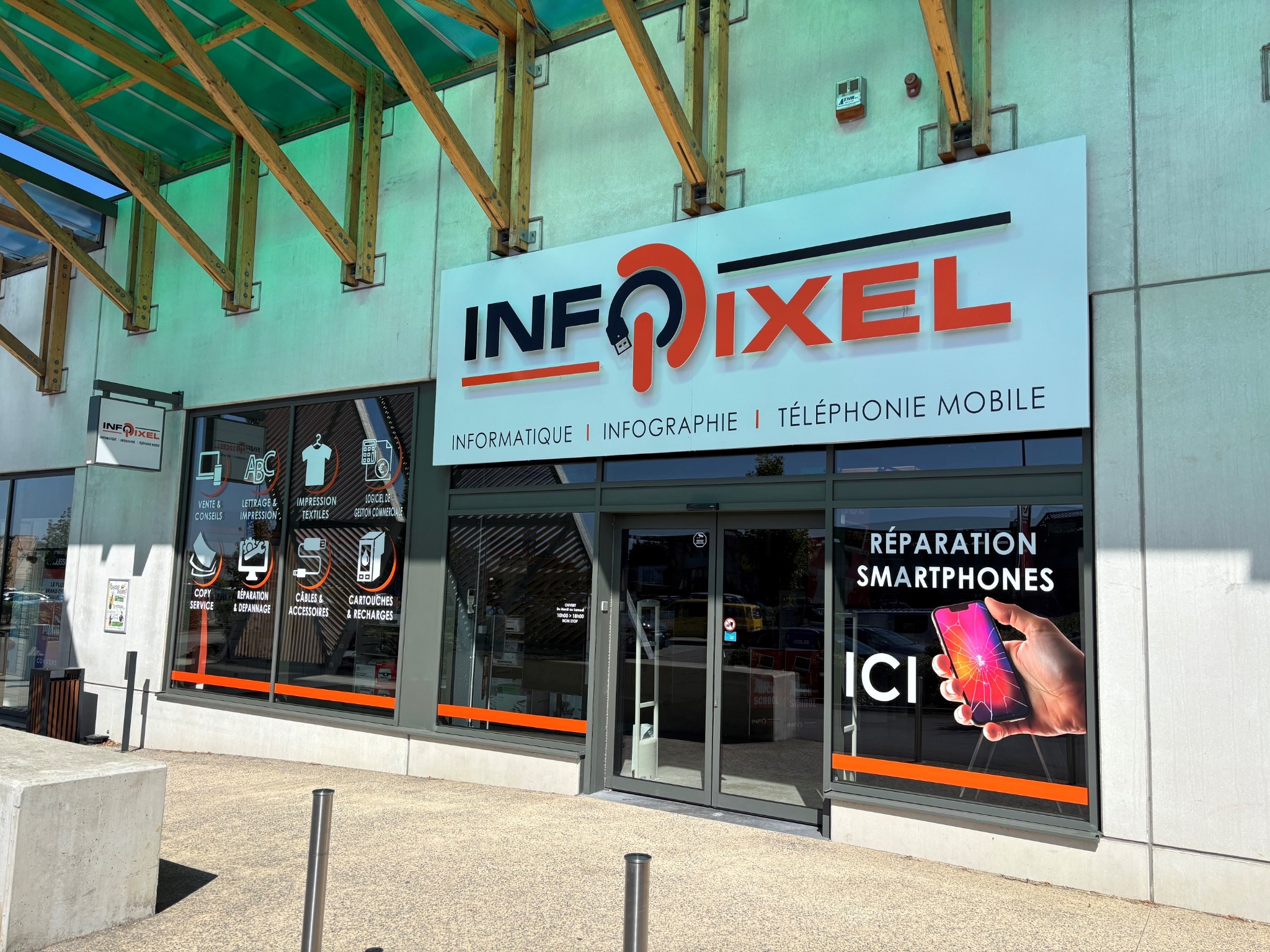 Entrée du magasin Infopixel au Frun Shopping à Bertrix
